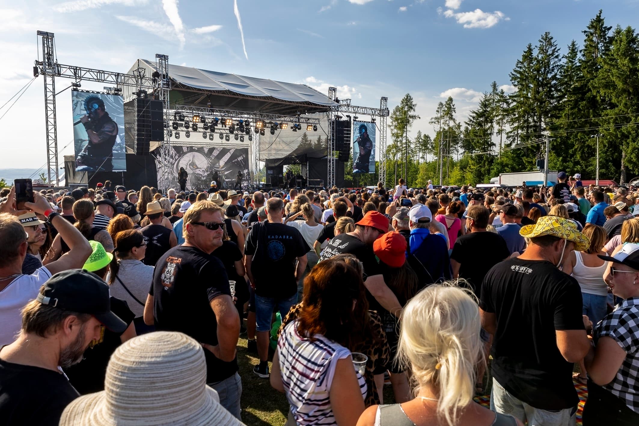 Dav návštěvníků před hlavní stagí festivalu Vesuf na Pastýřské louce